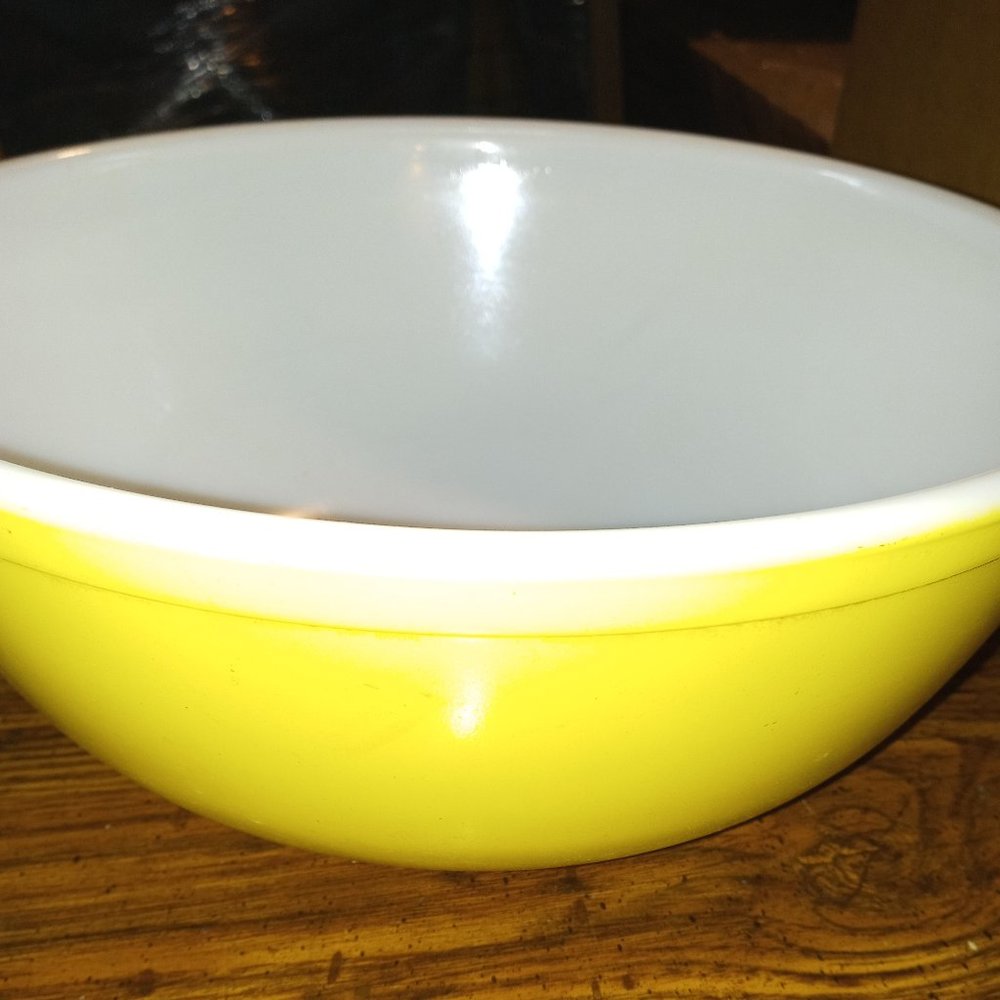 Mixing bowl Pyrex Yellow Vintage 1940's Over 3#'s 10"s across Pre-Loved - Picture 1 of 10